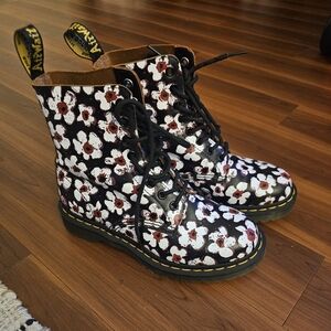NWOT Dr MARTENS 1460 Pascal Pansy Fayre Combat Boots